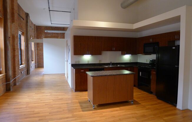2 beds, 1 bath, 212 sqft, $1,815, Unit 212