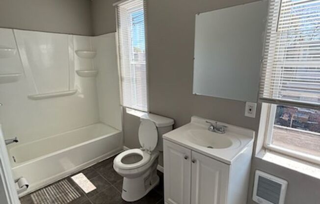 Spacious 2-Bedroom, 2-Bath Single-Family Home in Kensington – Available Now!