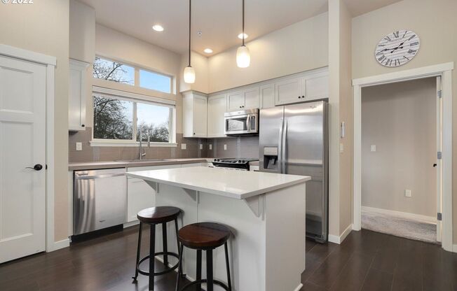 Cedar Hills 2 Bed 2 Bath Condo - Top fl w/Elevator! A/C, Washer & Dryer, Reserved Parking, Pool and More!