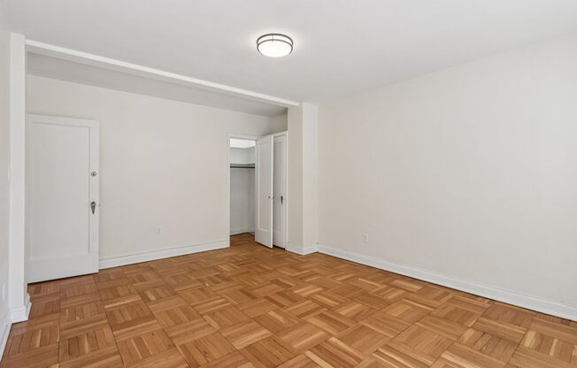 2 beds, 1 bath, 975 sqft, $1,900, Unit Royal York 102