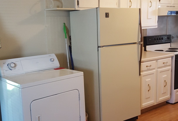 COZY & QUAINT 2 BD, 1 BA HOUSE WITH WALK OUT DECK