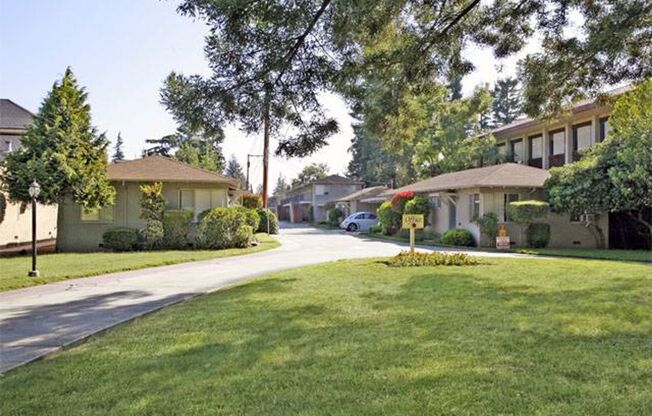 2 beds, 1 bath, $2,500, Unit 77