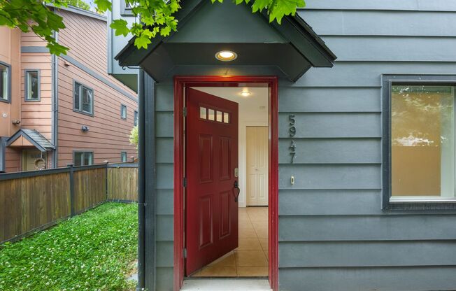 West Seattle - Large Bright 2 Bedroom 1.75 bath Delridge Townhouse