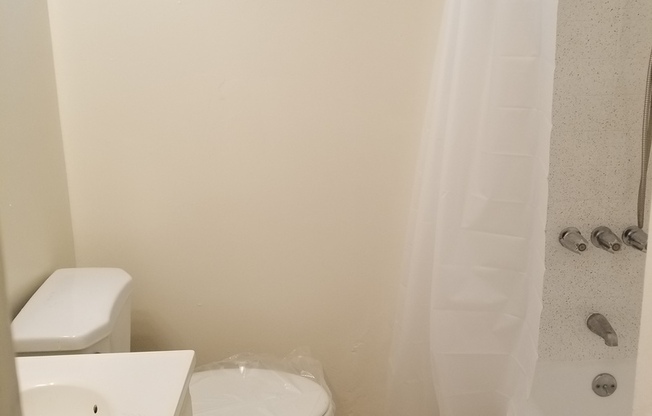 Studio, 1 bath, 350 sqft, $1,650, Unit 29