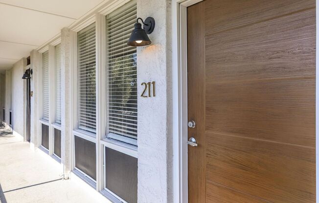 2 beds, 1 bath, 810 sqft, $1,295, Unit 27