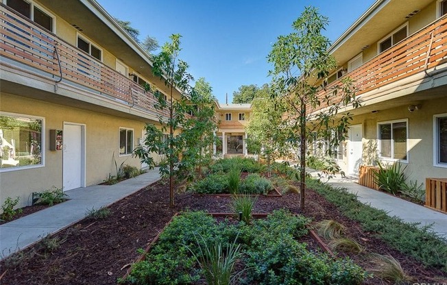 296 N Oakland Apartments exterior buildings and courtyard