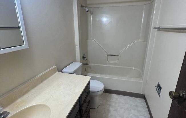 2 beds, 1 bath, $900, Unit Building A--unit C