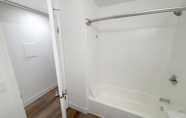 2 beds, 1 bath, 700 sqft, $1,495, Unit 54