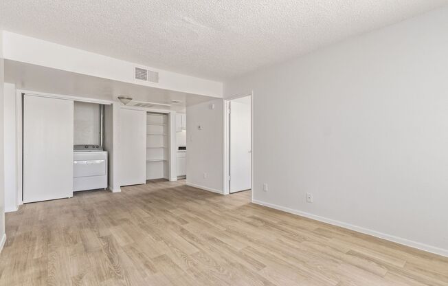 2 beds, 1 bath, 700 sqft, $1,150, Unit 221