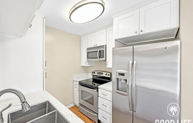 SD: Two-Story 2BD/2BA Corner Townhome in Clairemont w/ Wrap-Around Patio, In-Unit Laundry & Community Pool!