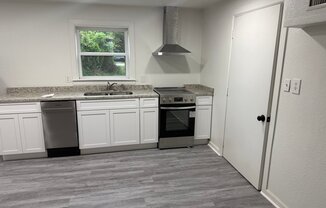 1412 DAUPHIN LN