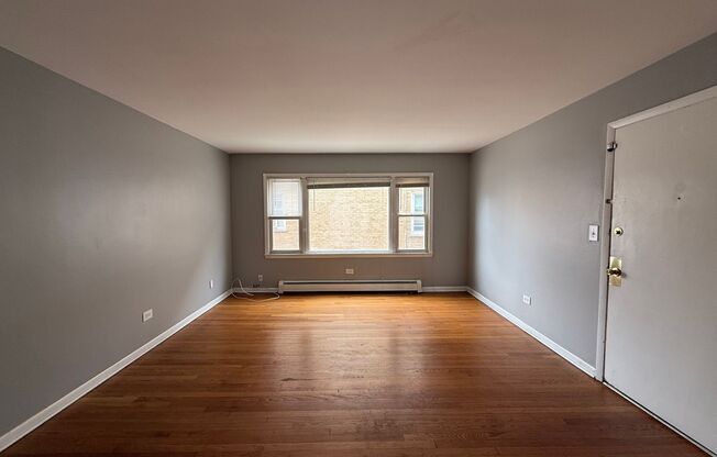 2bed/1bath unit close to restaurants and shopping! Parking spot included in rent!