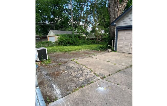COLLEGE HILL DUPLEX w/2 car garage