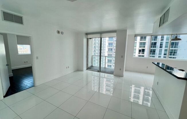 Stunning 1-bedroom/2-bath + den apartment in the highly sought-after Vizcayne Condo in the heart of downtown