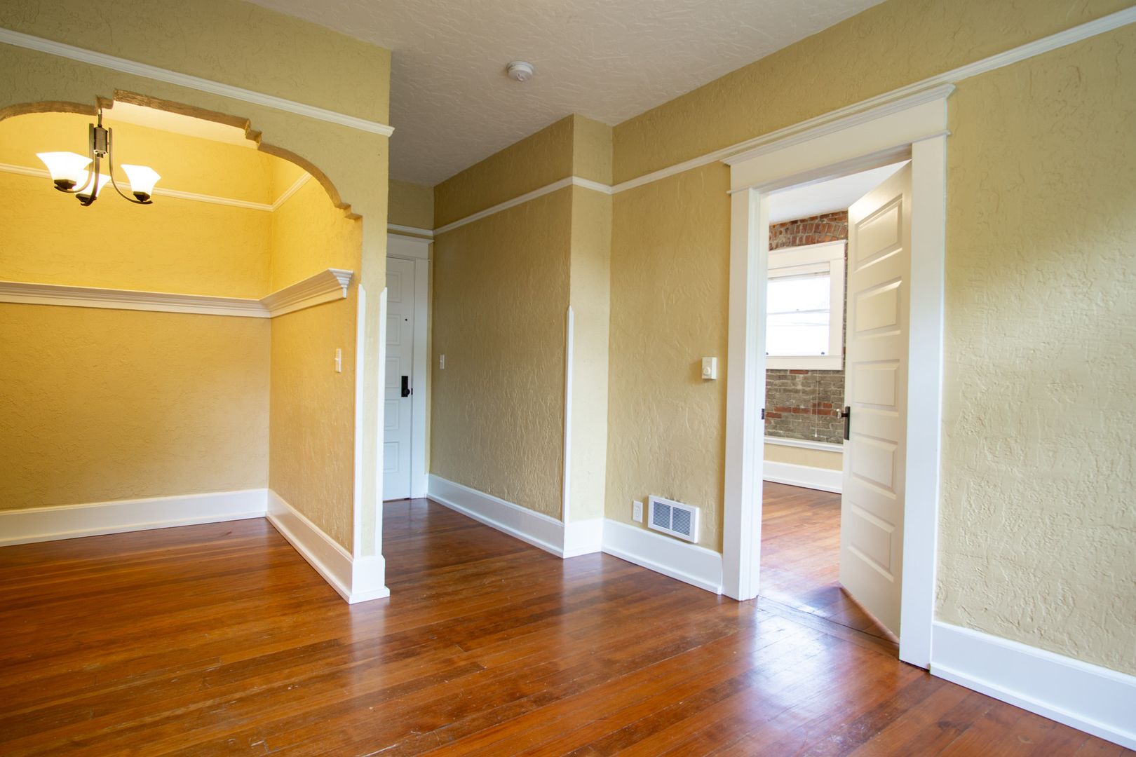 Top Floor Corner 2 Bed with Dining Nook, Exposed Brick & DW!
