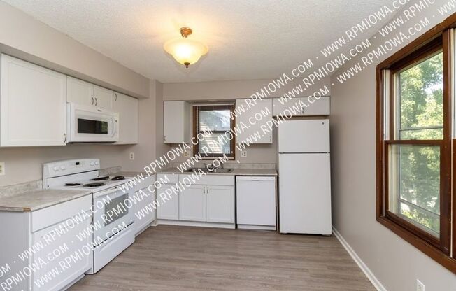 904 E HACKLEY
