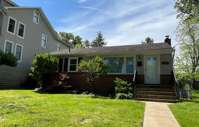 Lovely Renovated Rambler Close to METRO, Parks, Etc.