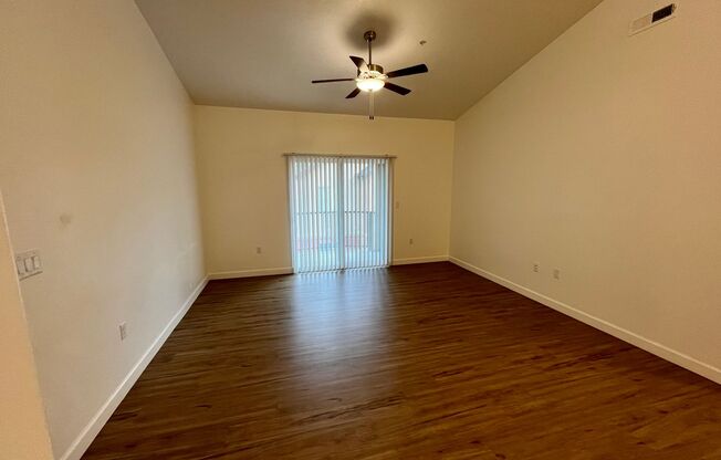 3 beds, 2 baths, $1,550, Unit Unit # 302