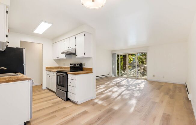 1 Bedroom 1 Bath Condo in Kirkland, new flooring plus great amenities!