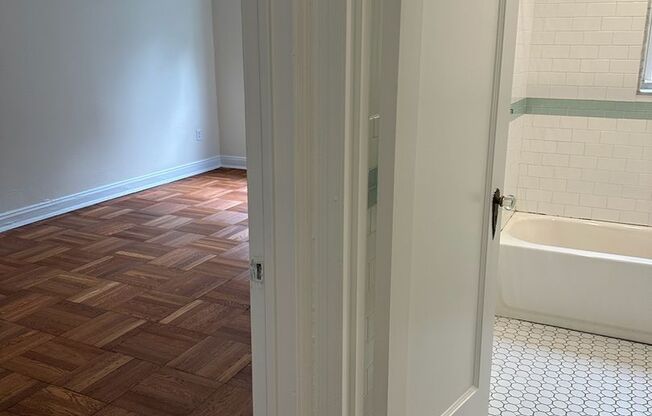 2 beds, 1 bath, 975 sqft, $1,800, Unit Royal York 114