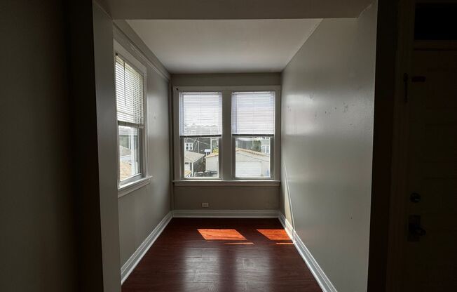 2 beds, 1 bath, $1,300, Unit 2526 #2R