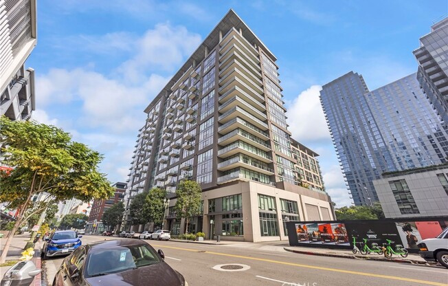 1 bed, 1 bath, 990 sqft, $3,900