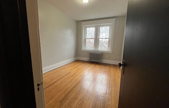 2 beds, 1 bath, $1,250, Unit 23B