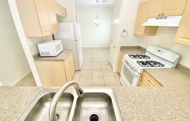 BEAUTIFUL 3 BEDROOM, 2.5 BATH TOWNHOME WITH 2 CAR GARAGE IN GATED COMMUNITY IN MOUNTAINS EDGE!!!