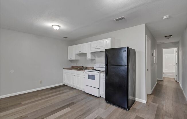 2 beds, 1 bath, $1,095