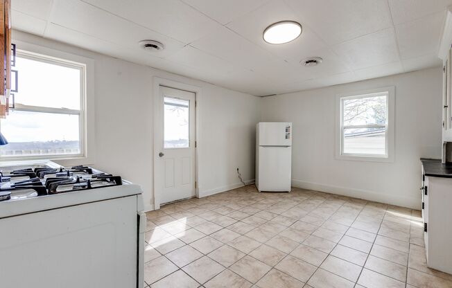 1 bed, 1 bath, $1,050, Unit 2nd Floor Rear