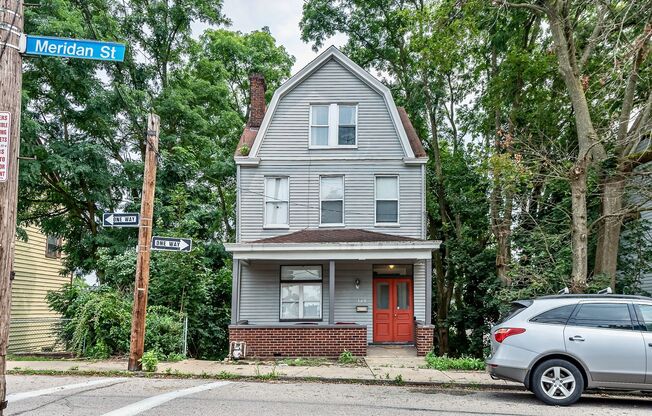 *** Gorgeous Mt. Washington Three Bedroom House * Fully Renovated * Near Grandview Ave * Pet Friendly * Available Now! ***