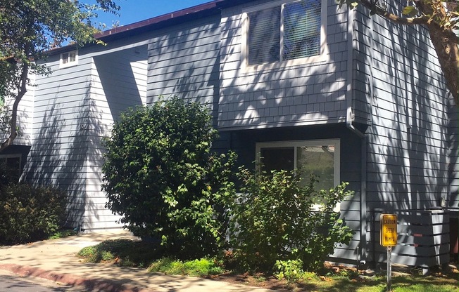 2 beds, 1 bath, $2,595