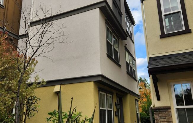 Modern 3 bed 2.5 bath townhome