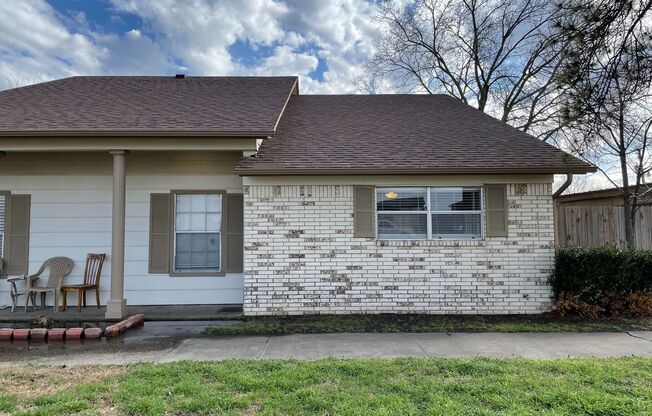 Charming 1-Bedroom Quad in Fort Worth – 800 Sq. Ft.