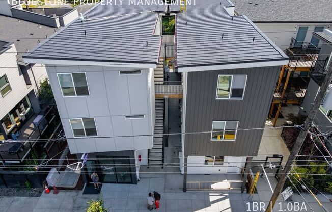 5042 NE FREMONT