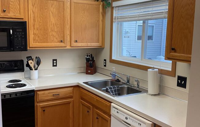 2 Bed Apple Valley Townhome Available NOW!