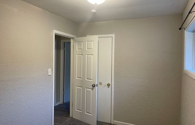 South KC 4Bed/1 Home Available Now!