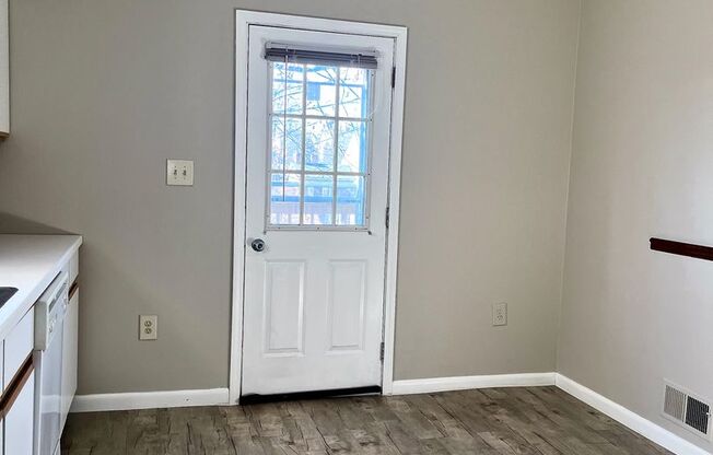 *** Amazing Apartment in Mt. Washington * Pet Friendly * Duplex style * Available Now * Spacious & Renovated ***