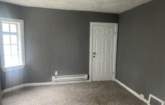 1-Bedroom Apartment in Quiet 4-Plex with Off-Street Parking