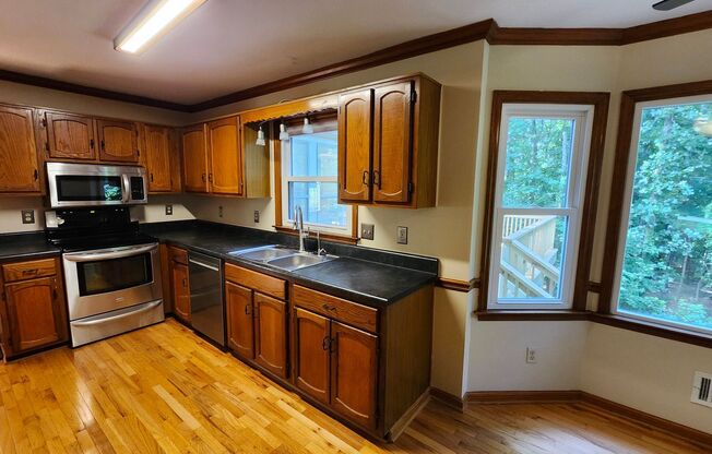 Spacious 3BR Home with Sunroom in Roswell