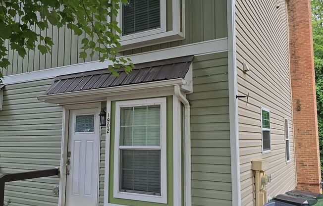 Charming 2-bedroom, 1-bath duplex unit