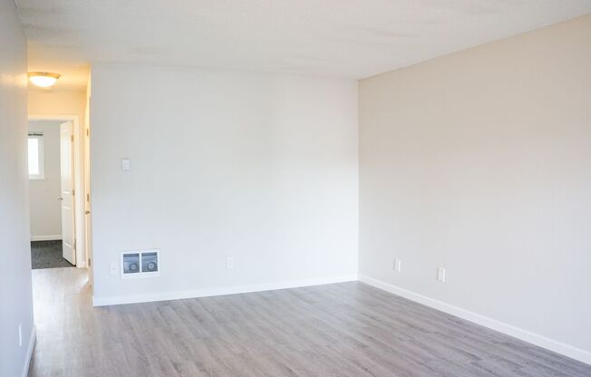 Updated Top-Floor 2 Bedroom Near Reed College!