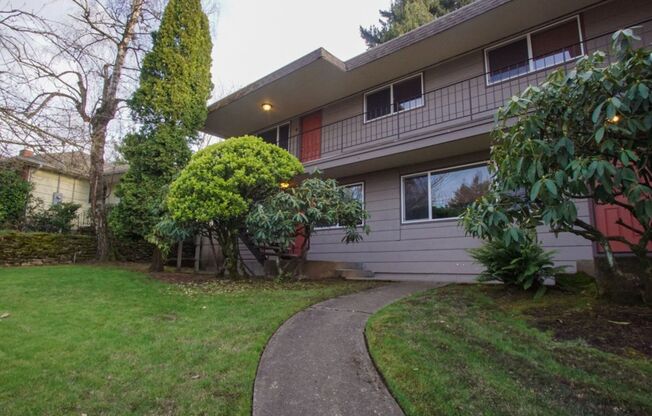 FALL SPECIALS: Mid-Century Modern 2 Bedroom & Great Location!