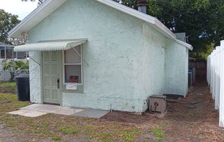 Cute 1/1 cottage close to transit, downtown & highways