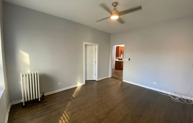 $1650 ****Beautiful Updated 2bed in Logan Square Near Blue Line - -