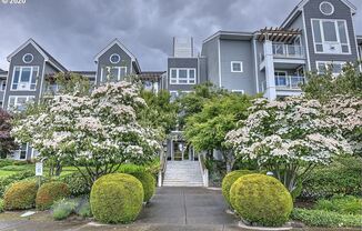 520 SE Columbia River Drive #422