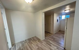 2 beds, 1 bath, $1,250, Unit Bottom Unit