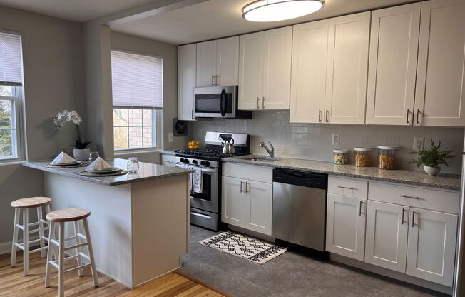 2 beds, 1 bath, 785 sqft, $1,895, Unit B3-2
