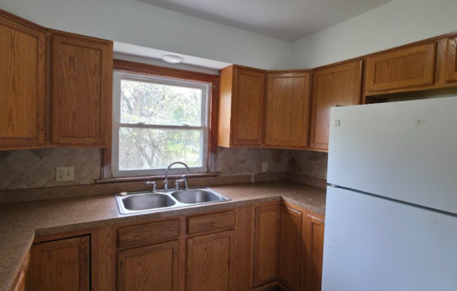 Single Family Home 3 beds 1 bath Available Now!