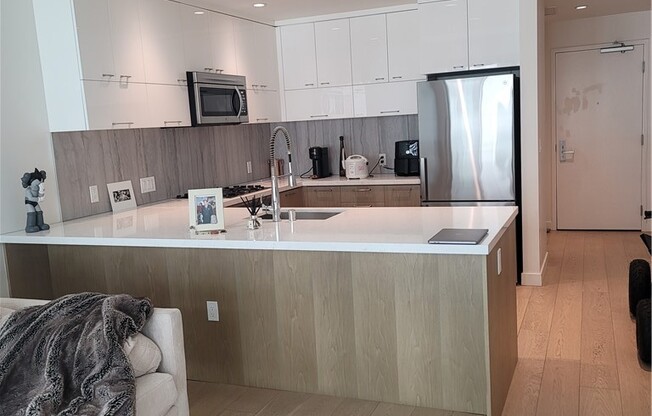 1 bed, 1 bath, 860 sqft, $2,850, Unit 913